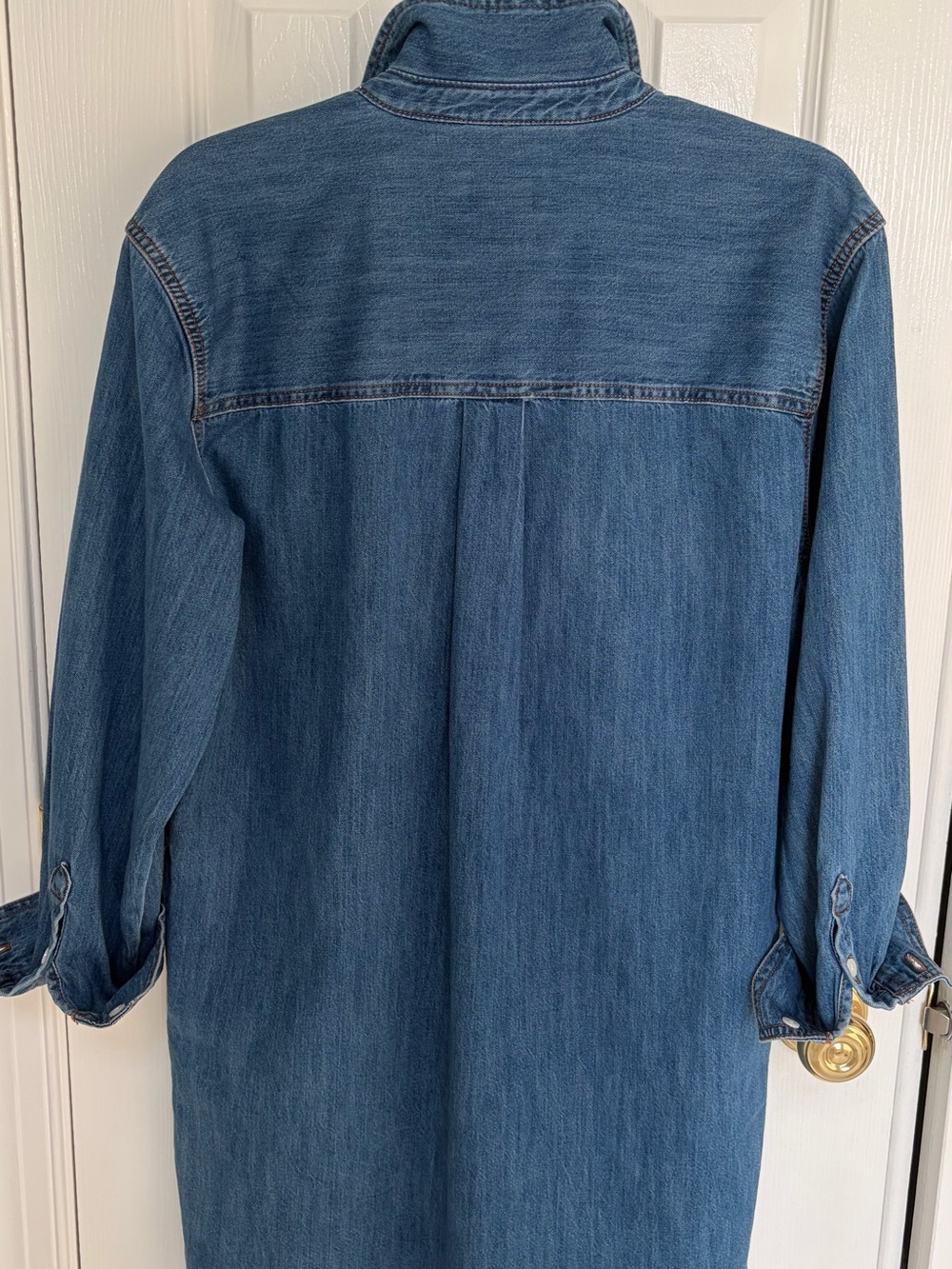 Universal Thread Denim Tunic Dress in Medium Blue. Shirt tail hem And pockets - Picture 4 of 9